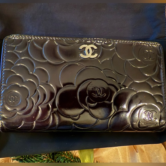 Authentic Chanel Lambskin Camellia Long Wallet - excellent condition - Picture 2 of 7